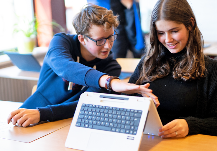 Kinderen in voortgezet onderwijs werken op een Prowise Chromebook