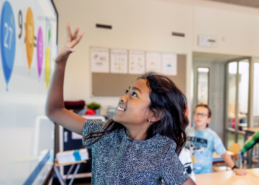 Kinderen zijn rekensommen aan het oefenen met Prowise Presenter op een touchscreen van Prowise