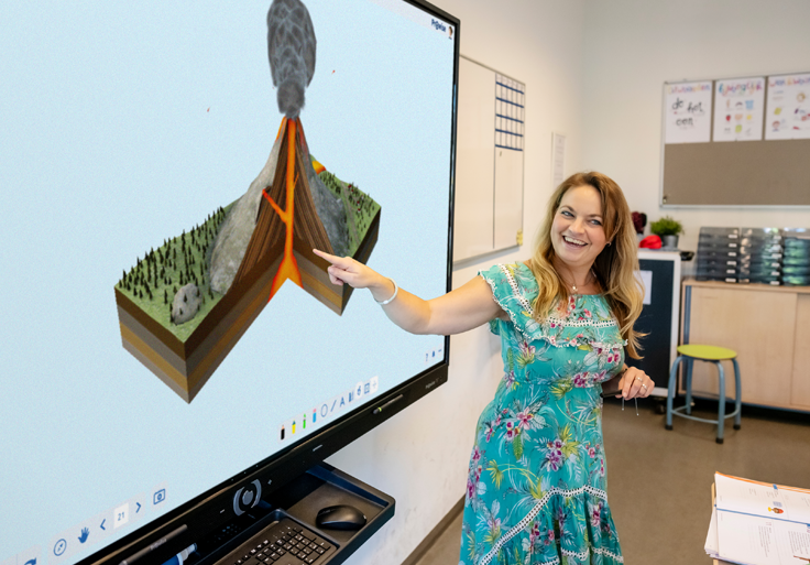 Juf geeft uitleg op een Prowise touchscreen over een 3D model