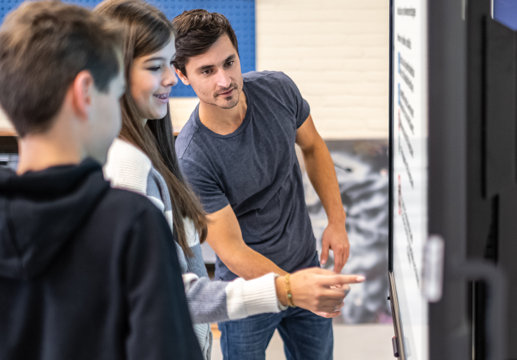 Meerdere leerlingen werken tegelijk op Prowise touchscreen