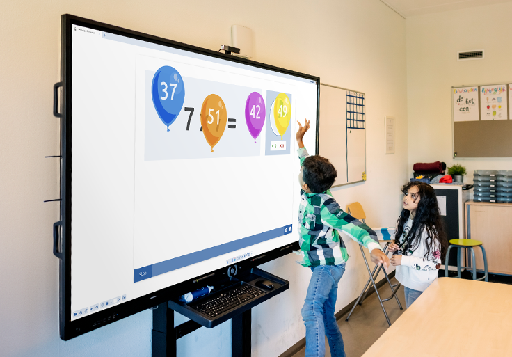 Kinderen spelen Prowise Presenter tool Tafeltjes op touchscreen