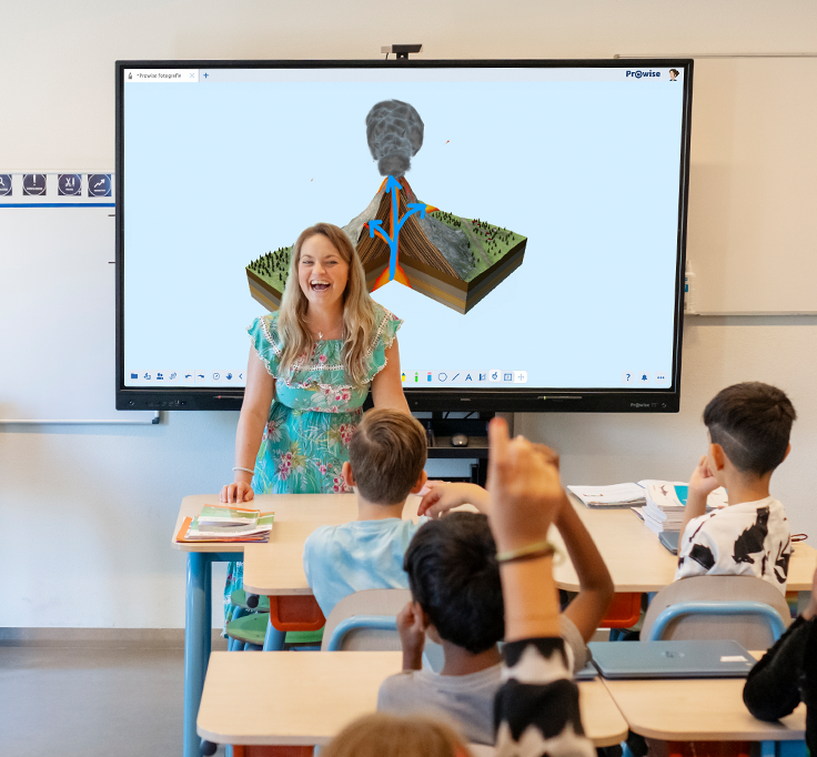 Lachende juffrouw geeft les voor een klas met behulp van Prowise Presenter