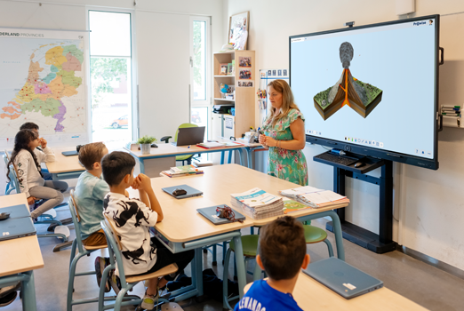 De klas volgt de les van de leraar voor een Prowise touchscreen Ultra