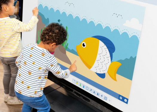 Kleuters kunnen makkelijk bij het Prowise touchscreen dankzij Prowise iPro Toddler Lift