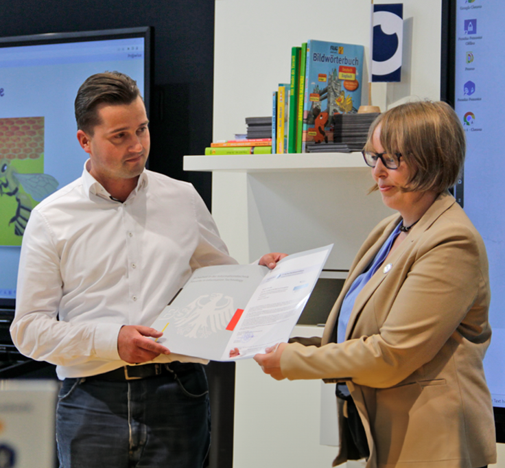 BSI certificaat wordt overhandogd door de Duitse overheid aan Prowise Privacy Officer