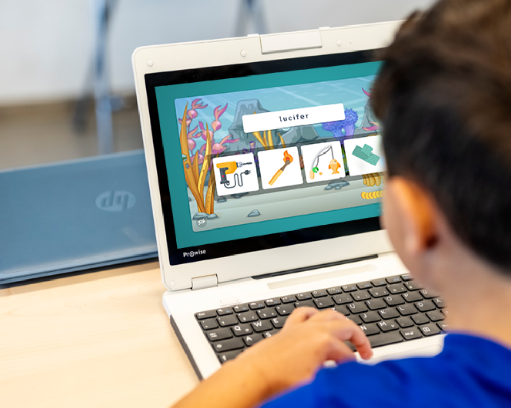 Kind speelt Learn Taalzee spel op een Prowise Chromebook