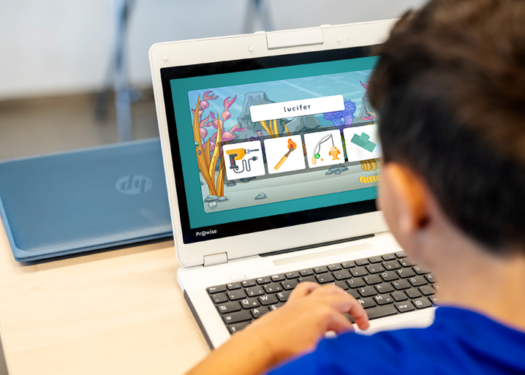 Kind speelt Learn Taalzee spel op een Prowise Chromebook