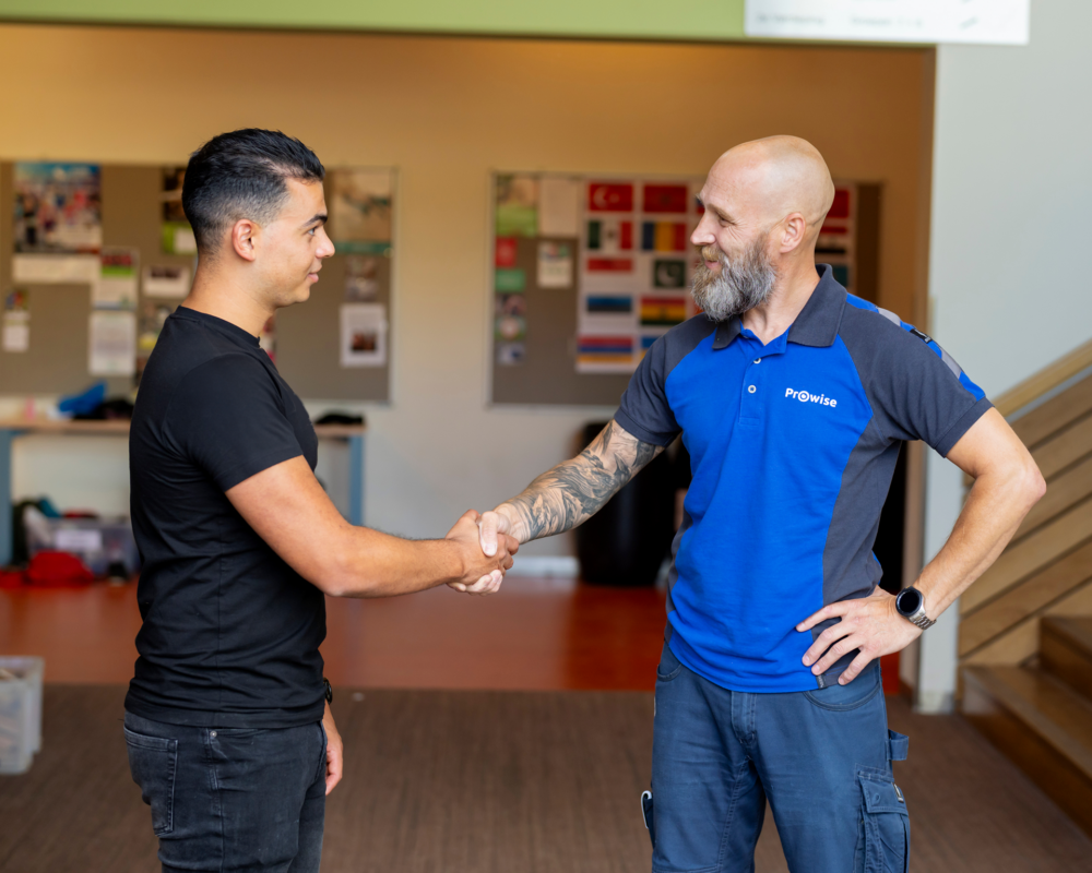 Medewerker en klant van Prowise schudden elkaar de hand