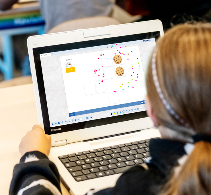 Leerling werkt op device aan een Prowise Presenter memory tool met koekjes