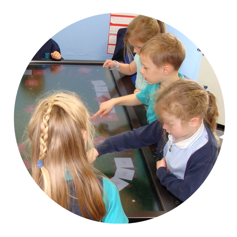 Kinder spielen auf einem Prowise Touchscreen